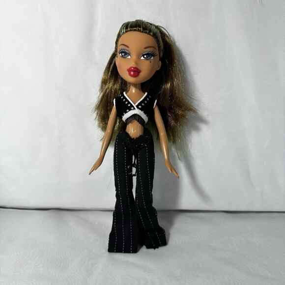 2004 Vintage Bratz Tokyo a Go Go Yasmin Doll - Brown Green Braids Y2K Clothing - Picture 1 of 5